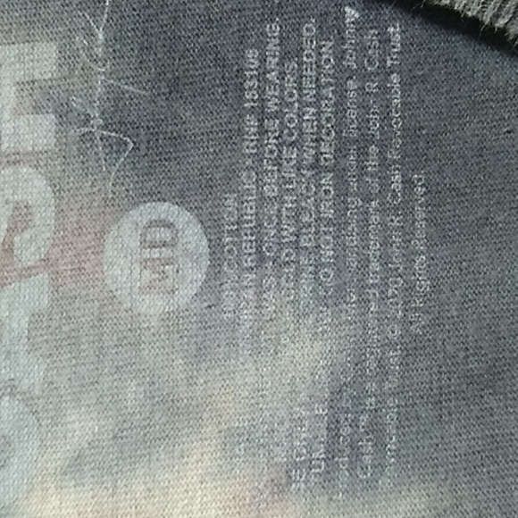 Johnny Cash Shirt Sz.M Small Hole On Front (X-50 CRATE) - Picture 4 of 6